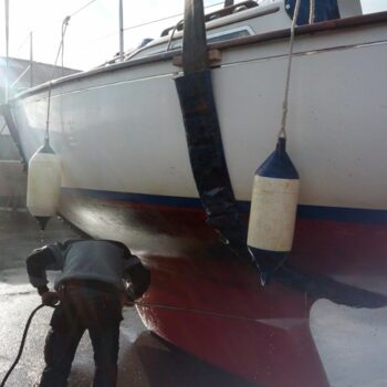 Afspuiten van onderwaterschip